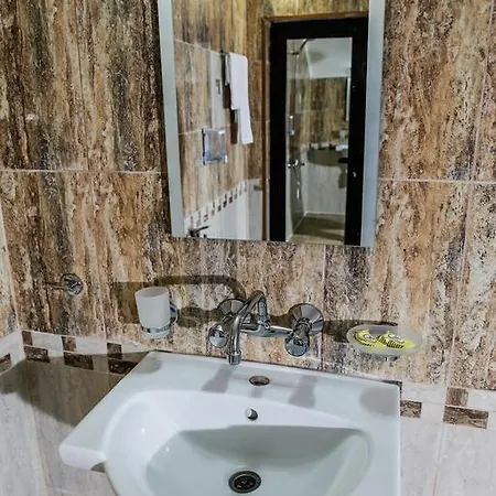 бялата къща 3*